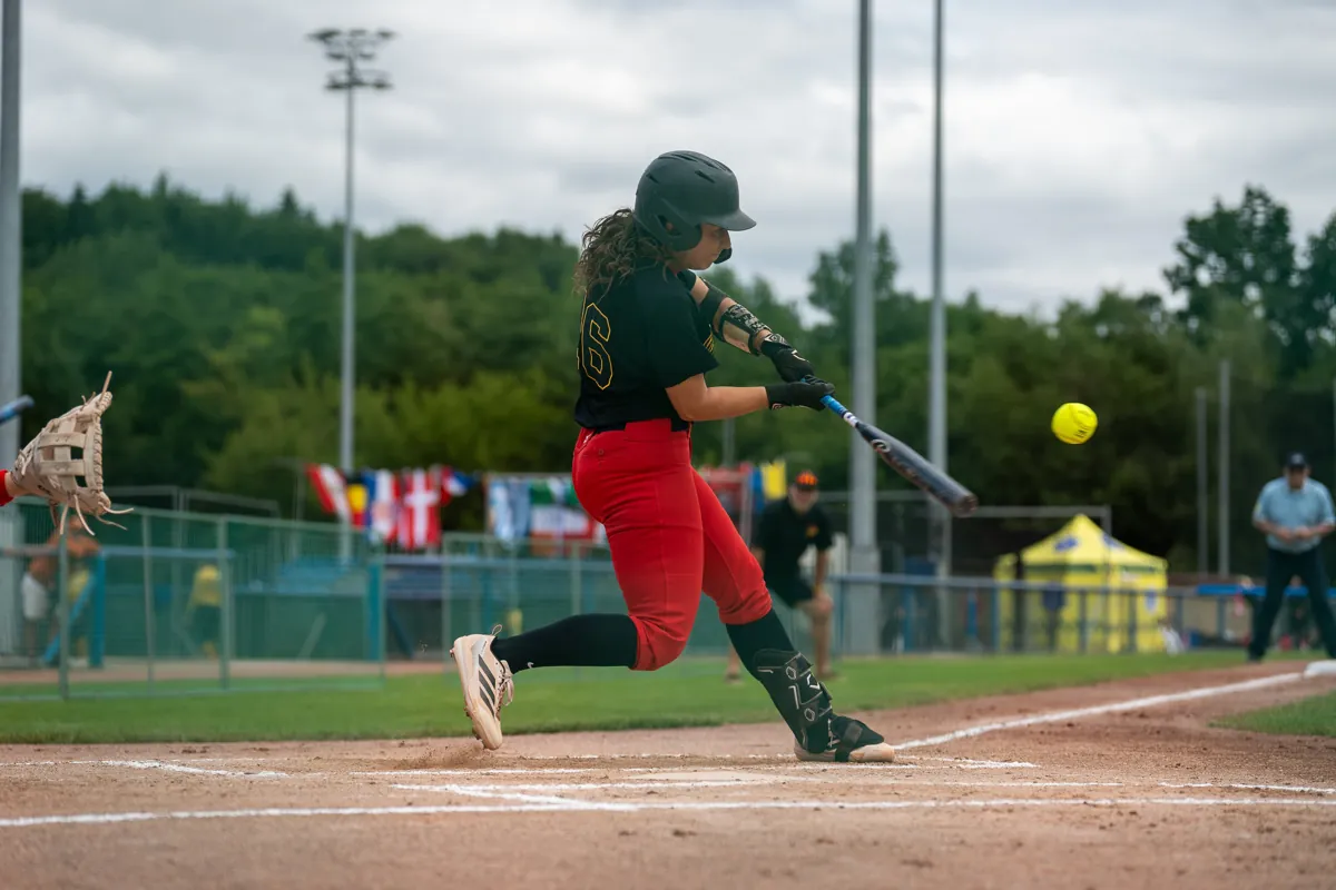 Jana Sistig trifft den Ball, U22-Europameisterschaft Ostrava, 21. Juli 2026.