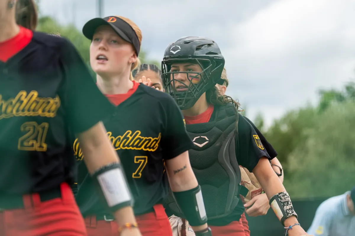 Jana Sistig (rechts, in Catcher-Ausrüstung) mit der deutschen U22-Auswahl, Ostrava, 21. Juli 2026.